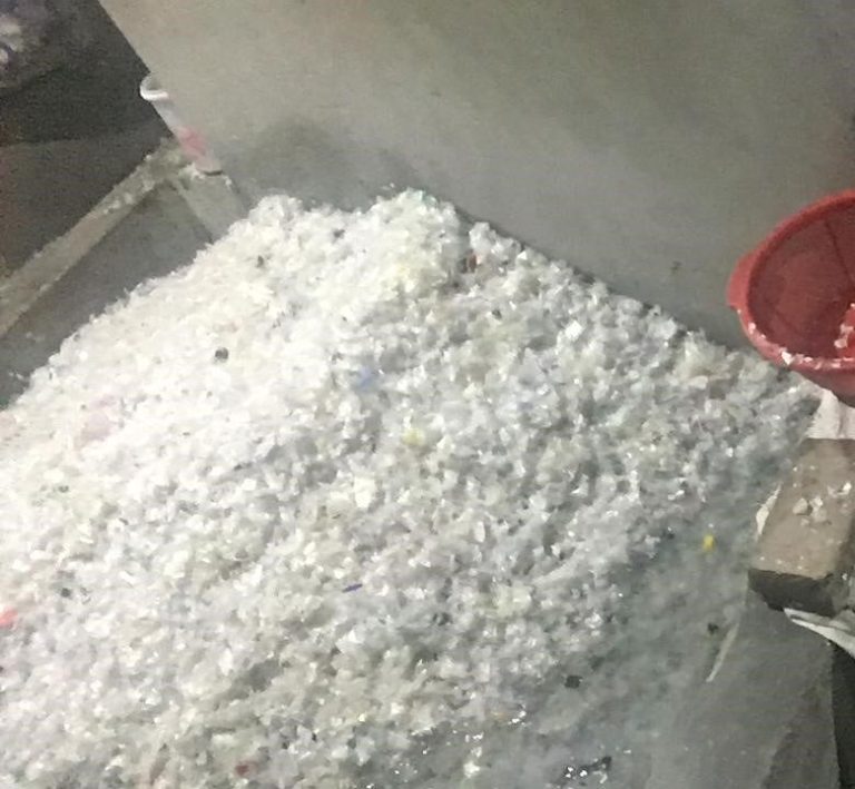 Montón de residuos plásticos blancos en un área de reciclaje.