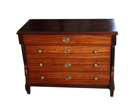 Comoda de madera oscura con cuatro cajones y tiradores metálicos.